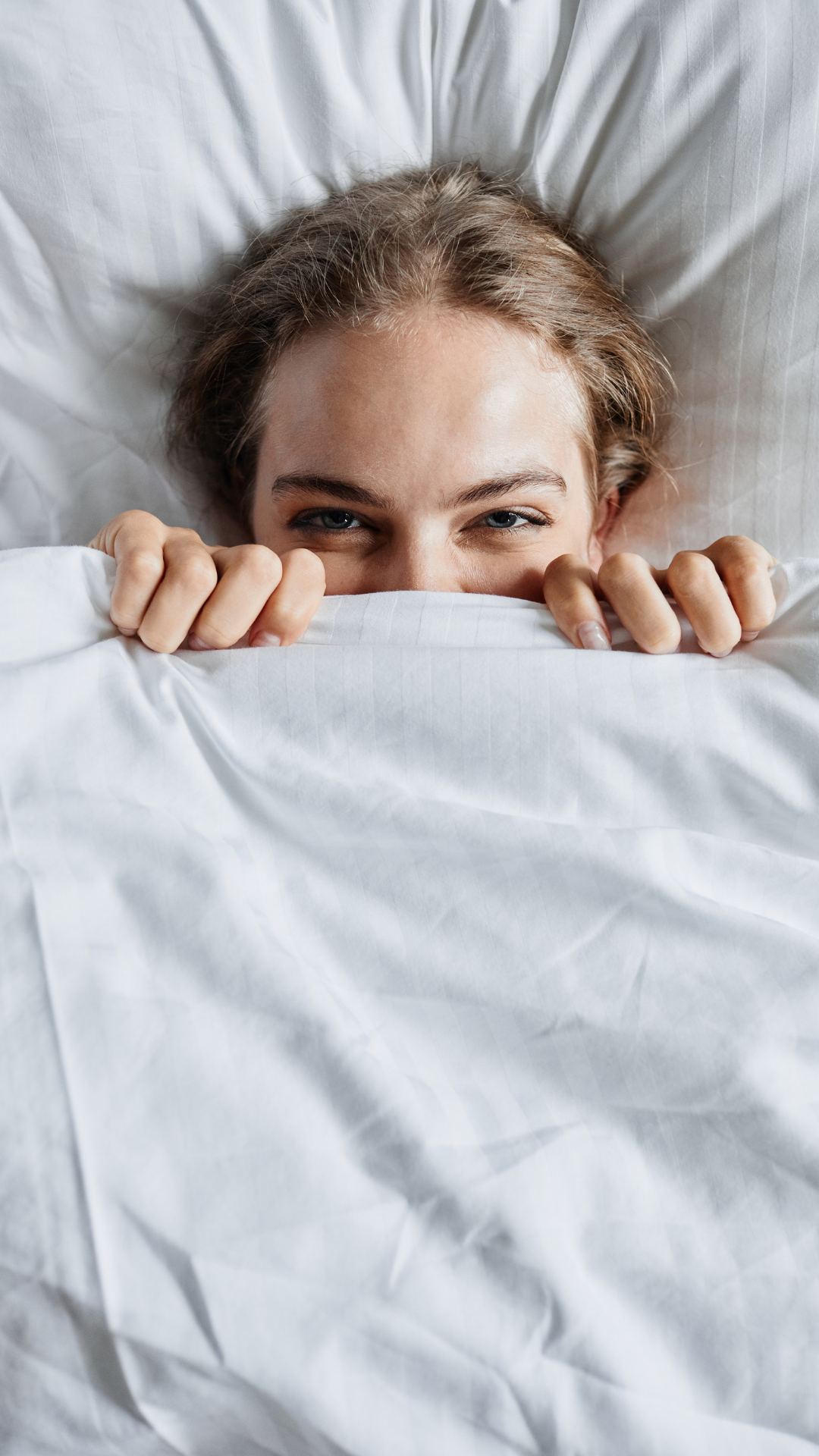 junge Frau liegt im Kapok Bett